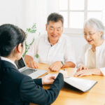 説明を受ける老夫婦