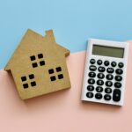 家の模型と電卓