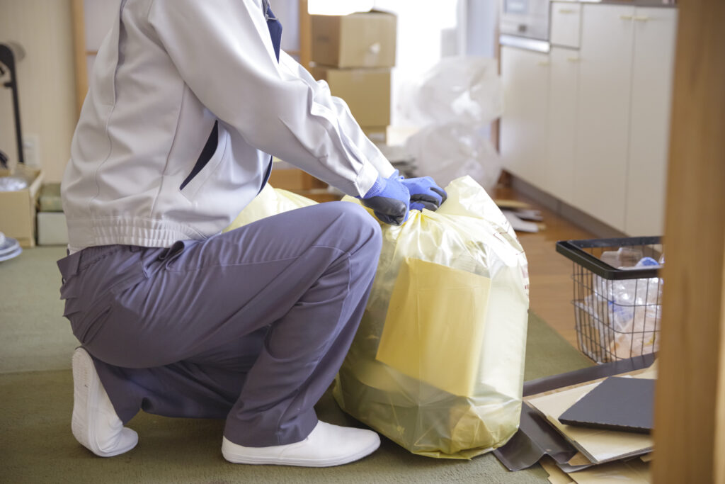 整理をする業者の男性