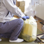 整理をする業者の男性