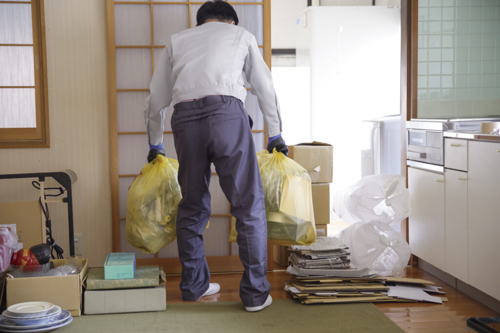 ゴミの分別をする男性