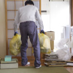 ゴミの分別をする男性