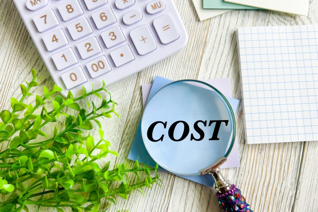 コストと書かれた虫眼鏡
