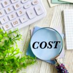 コストと書かれた虫眼鏡